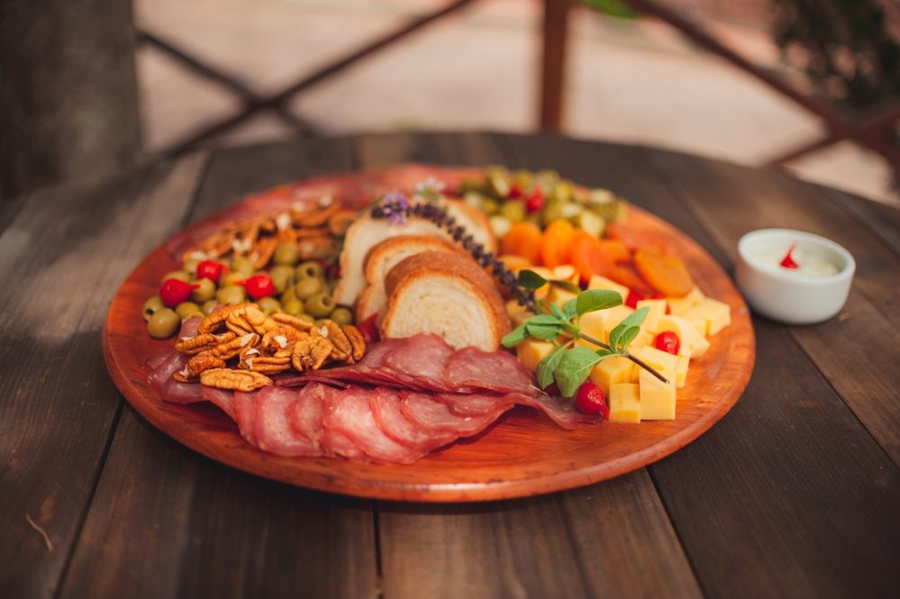 Tábua de frios com salame, queijos, azeitonas e pão colonial